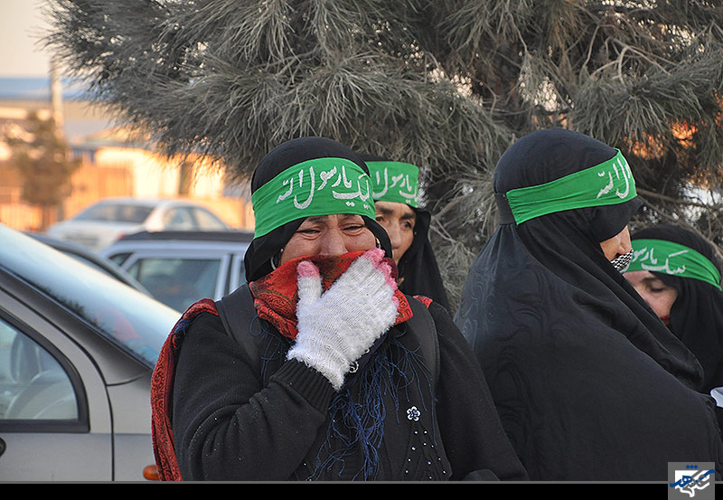 استقبال از زائرین پیاده در ورودی مشهد