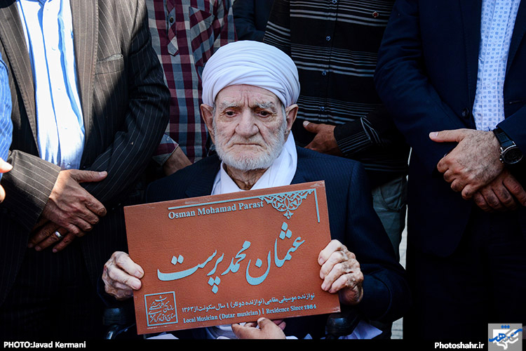 نصب اولین کاشی ماندگار بر سر درب منزل عثمان محمدپرست 