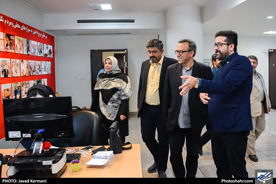 بازدید احسان شریعتی از روزنامه شهرآرا