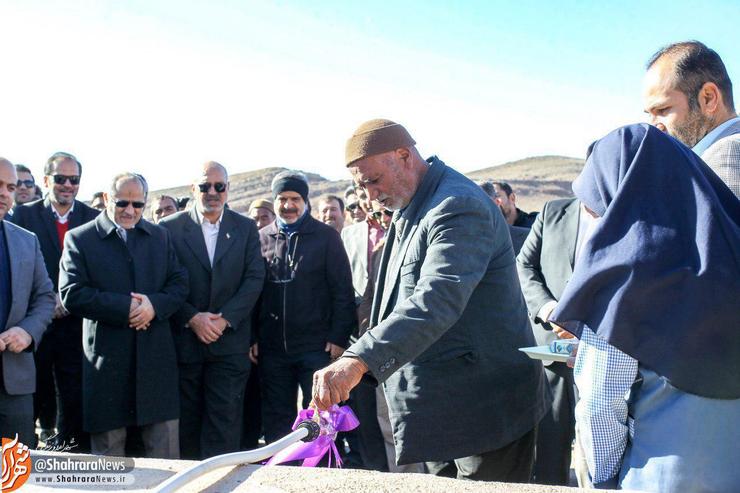 در آخرین روز از فصل پاییز چشم اهالی ارداک با انتقال آب از «چشمه خواجه» به روستایشان روشن شد و روز گذشته آب این چشمه با حضور مردم روستا و مسئولان به سمت ارداک سرازیر شد.
