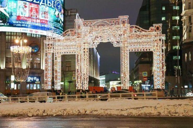 شهرداری مسکو در خیابان‌های مرکزی برف مصنوعی ریخته تا حال و هوای شهر برای جشن سال نو میلادی زمستانی شود. امسال پایتخت روسیه گرمترین ماه دسامبر خود را از سال ۱۸۸۶ تجربه می‌کند.