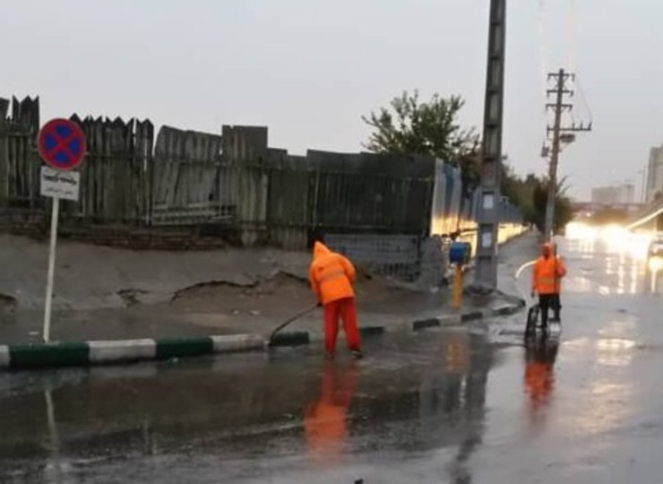 مدیرکل هماهنگی و نظارت بر خدمات شهری شهرداری مشهد از آماده‌باش نیرو‌های کارگری و ماشین‌آلات برای بارش‌های پیش‌بینی شده خبر داد.