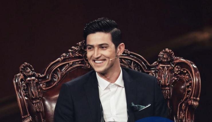 به تازگی مهران مدیری در برنامه «دورهمی» خود، میزبان سردار آزمون (بازیکن فوتبال) و منوچهر هادی (کارگردان) شده است.