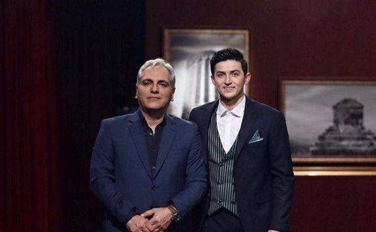 شب گذشته سردار آزمون به مناسبت تولدش مهمان مهران مدیری در برنامه دورهمی بود.