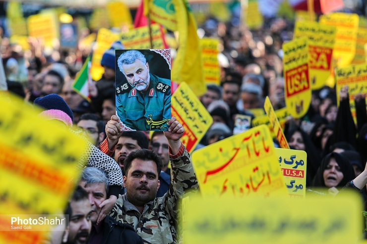 مردم مشهد ظهر امروز بعد از اقامه نماز جمعه در محکومیت ترور سردار شهید حاج قاسم سلیمانی از حرم مطهر رضوی تا میدان شهدا راهپیمایی کردند.