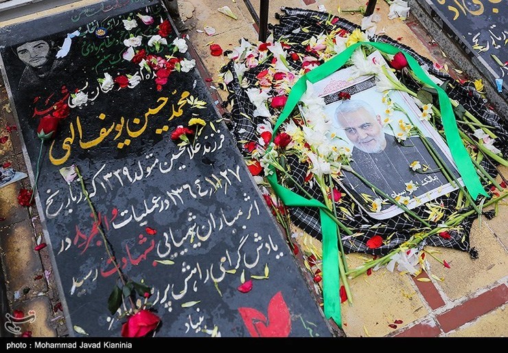 مدیر‌کل بنیاد شهید و امور ایثارگران استان کرمان گفت: سردار سلیمانی برای نوع سنگ مزارش وصیتی داشته است که مطابق آن وصیت سنگ مزار آماده می‌شود.