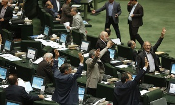 نمایندگان در جلسه علنی امروز ، یکشنبه ۱۵ دی ماه مجلس شورای اسلامی با  طرح «الزام دولت در تعیین سرفصل جنایات و توطئه‌های آمریکا در کتب درسی مدارس و دانشگاه‌ها» موافقت کردند.