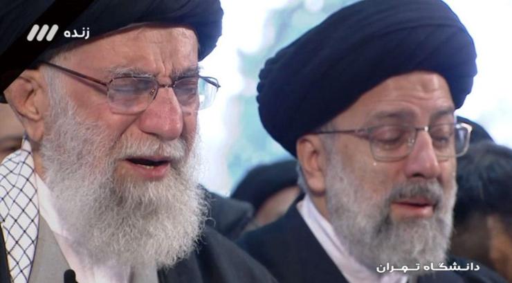 رهبر معظم انقلاب صبح امروز دوشنبه ۱۶ دی، بر پیکر شهیدان سردار سپهبد شهید حاج قاسم سلیمانی و یارانش اقامه نماز کردند.