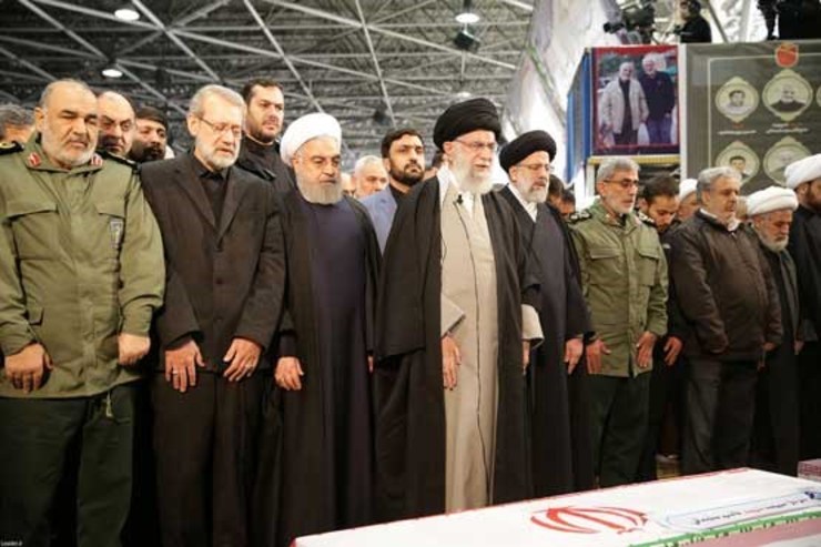 حضرت آیت‌الله خامنه‌ای در نمازی که صبح امروز بر پیکر سردار شهید قاسم سلیمانی اقامه کردند دعایی خواندند.
