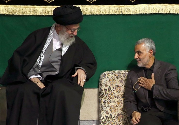 نسخه‌های خطی اهدایی سردار شهید حاج قاسم سلیمانی به مقام معظم رهبری در چهل و یکمین برنامه «سه‌شنبه‌های فرهنگی» آستان قدس رضوی، رونمایی می‌شود.
