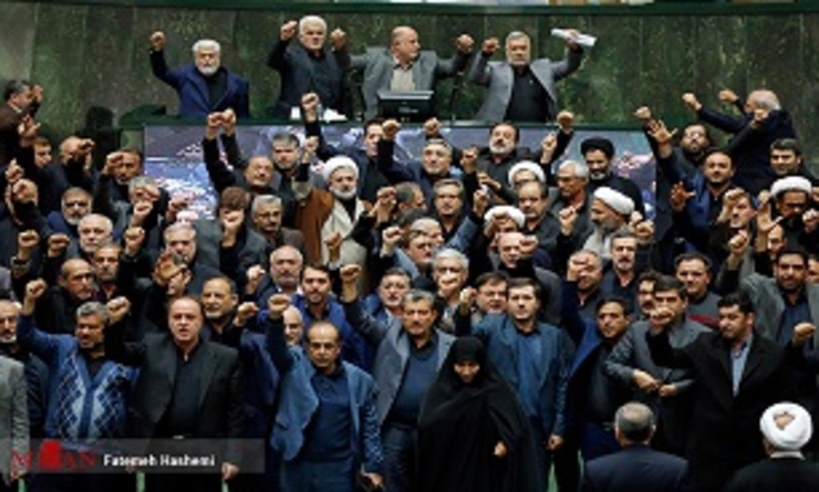 نمایندگان مجلس شورای اسلامی امروز، سه شنبه ۱۷ دی‌ماه،  پس از نطق ضد آمریکایی علی لاریجانی در مجلس، شعار «نه سازش نه تسلیم، انتقام انتقام» سر دادند.