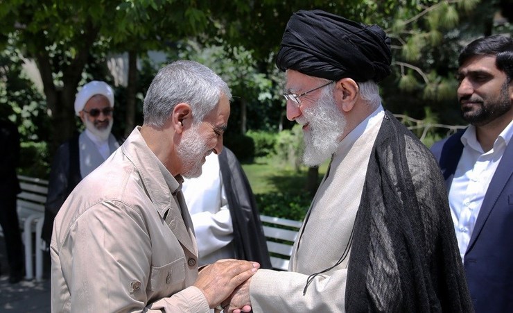  رهبر معظم انقلاب اسلامی عبای نماز شب خودشان را برای تدفین سردار حاج قاسم سلیمانی تقدیم کردند.
