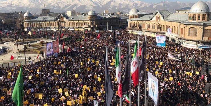 مراسم تجمع باشکوه مرم دارالمؤمنین همدان به منظور بزرگداشت شهادت سردار سپهبد قاسم سلیمانی در میدان امام خمینی (ره) برگزار شد.