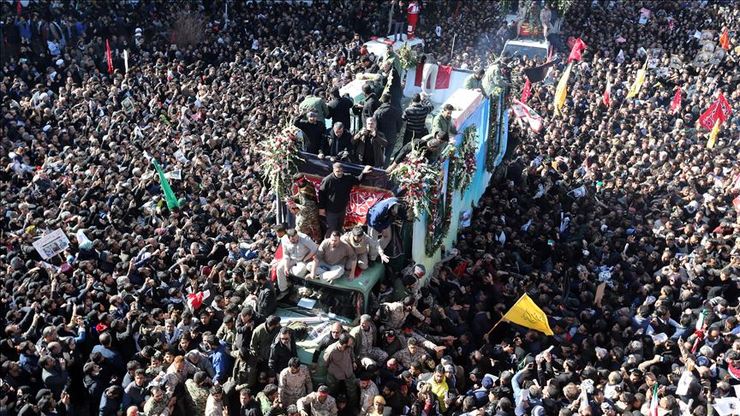 سازمان پزشکی قانونی کشور اعلام کرد: به دلیل ازدحام بسیار بالا و فشار جمعیت در مراسم تشییع پیکر سردار شهید حاج قاسم سلیمانی در شهر کرمان، متاسفانه تعدادی از هموطنان جان خود را از دست دادند که اجساد آنان برای تعیین علت فوت و صدور جواز دفن به پزشکی قانونی کرمان منتقل شد.