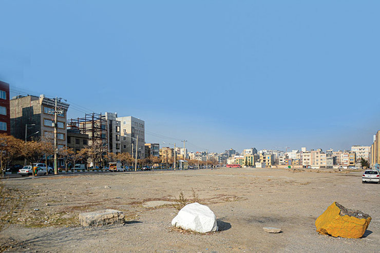 نرده‌های کال از ابتدای لادن ۲۲ نمایان می‌شود، کالی که یکی از دلایل نارضایتی اهالی به شمار می‌رود و آنها از بوی بد کال و رفت و آمد معتادان می‌گویند.