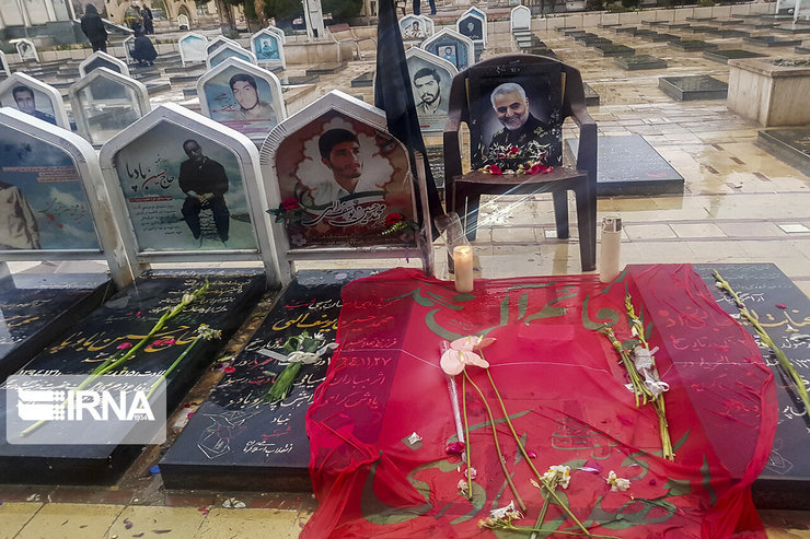 پیکر سردار سپهبد شهید حاج قاسم سلیمانی بامداد چهارشنبه طبق وصیتش در گلزار شهدای شهر کرمان به عنوان هزار و دوازدهمین شهید این گلزار پس از ۴۰ سال مجاهدت و تلاش در راه خدا در کنار همرزمان شهیدش از جمله شهید محمدحسین یوسف الهی آرام گرفت.
