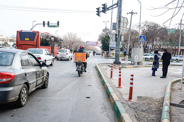 برخی شهروندان با تماس و ارسال پیامک به شهرآرا از تغییراتی که شهرداری مشهد در تقاطع شهید کامیاب و عبادی و حوالی این خیابان انجام داده است، گله دارند و خواستار پیگیری مسئله شده اند.
