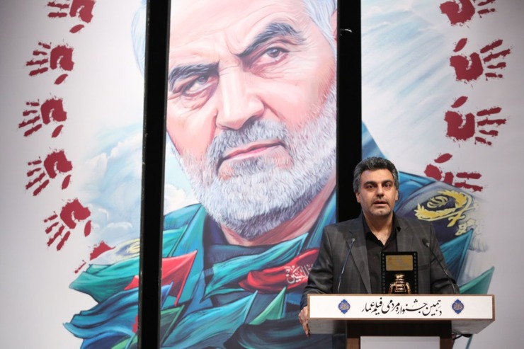 یک مستندساز پس از دریافت فانوس از اختتامیه دهمین جشنواره مردمی فیلم عمار، خطاب به «مایکل مور» مستندساز آمریکایی گفت: مستندسازان آمریکایی به خاورمیانه بیایند و از جنایات آمریکایی‌ها در عراق و افغانستان مستند بسازند.