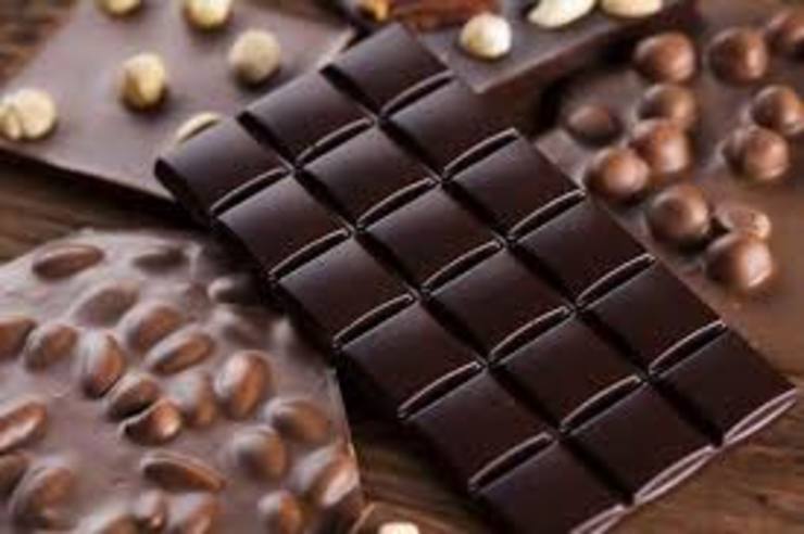 رئیس انجمن بیسکوئیت شیرینی و شکلات گفت: با وجود افزایش هزینه‌های تولید، اما به سبب کاهش قدرت خرید خانوار، برنامه‌ای برای افزایش قیمت شیرینی و شکلات نداریم.