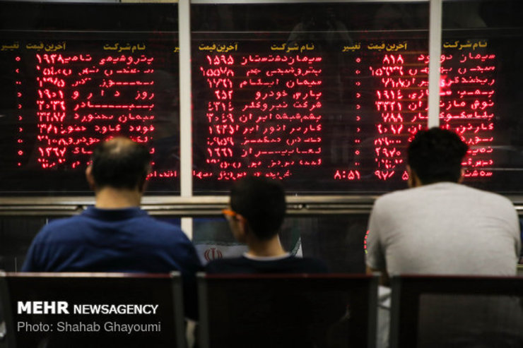  حرکت شاخص بورس اوراق بهادار تهران از آغاز معاملات امروز ۲۱ دی ۹۸، با روند صعودی آغاز شده و در ساعت (۹:۲۰)، با رشد ۲۹۹۹ واحدی، به ۳۵۶ هزار و ۸۰۶ واحد رسیده است.