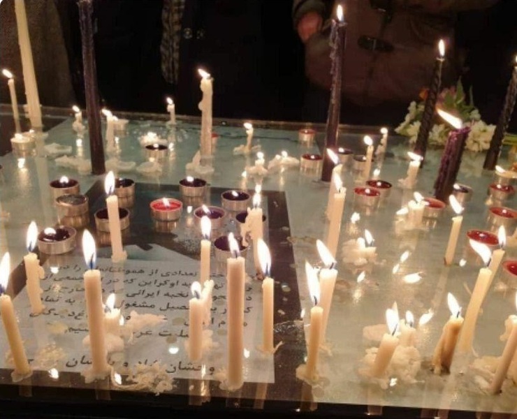 جمعی از دانشجویان دانشگاه فردوسی مشهد شنبه شب با تجمع و روشن کردن شمع در این دانشگاه یاد جانباختگان سقوط هواپیمای اوکراینی را گرامی داشتند.