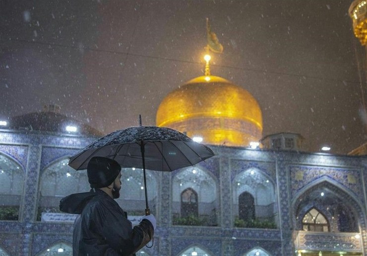 رئیس اداره خدمات عمومی حرم مطهر رضوی گفت: صحن‌های بارگاه منور رضوی برای تسهیل تردد زائران همزمان با بارش برف مشهد، مفروش شد.