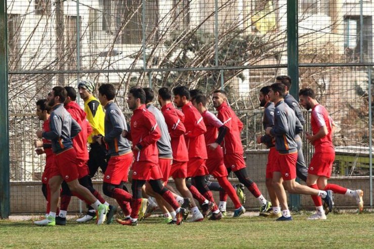از تیم فوتبال پرسپولیس خبر می‌رسد که بازیکنان این تیم مدیرعامل باشگاه را از طریق یک نماینده تهدید به اعتصاب کردند.
