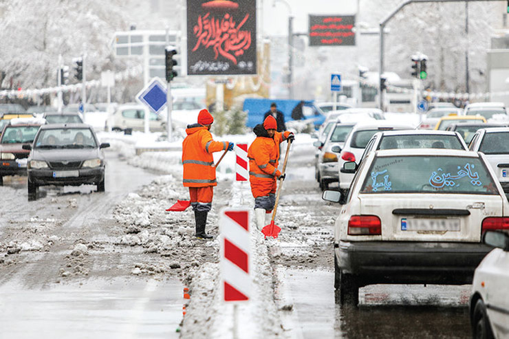 در ۲۴ ساعت گذشته ۷۰۰۰ جفت دست یخ‌زده، گرم پاک کردن خیابان‌های شهر از برف بودند.