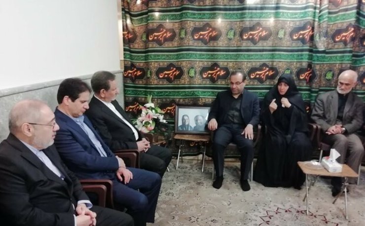معاون اول رییس‌جمهور بعد از ظهر امروز (دوشنبه) با حضور در منزل محمدحسین و زینب اسدی لاری دو تن از جان باختگان حادثه سقوط هواپیمای خطوط هوایی اوکراین، ضمن عرض تسلیت و اظهار همدردی با خانواده داغدار آنان از خداوند برای این خانواده و همه کسانی که عزیزی را دراین حادثه اسفناک از دست داده اند طلب صبر کرد.