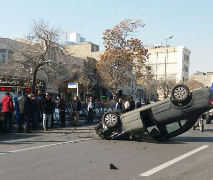 سانحه رانندگی برخورد سواری تیبا با خودرو ۴۰۵ در بزرگراه وکیل آباد مشهد منجر به واژگونی خودرو تیبا شد.