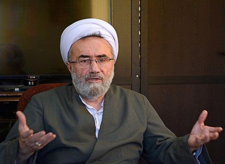 حجت الاسلام مسیح مهاجری مدیرمسول روزنامه جمهوری اسلامی در سرمقاله امروز این روزنامه از مدعی العموم خواست تا افرادی که به دشمن خوراک می‌دهند را مورد پیگیری قرار دهد.