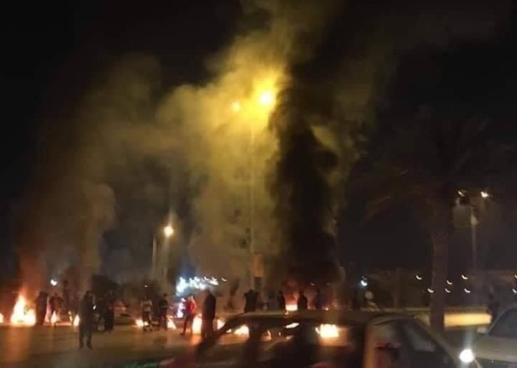 افراد خرابکار و خشونت طلب با سوء استفاده از اعتراض‌های مسالمت آمیز مردم عراق امروز (یکشنبه) دفتر دادستان نجف را آتش زدند.