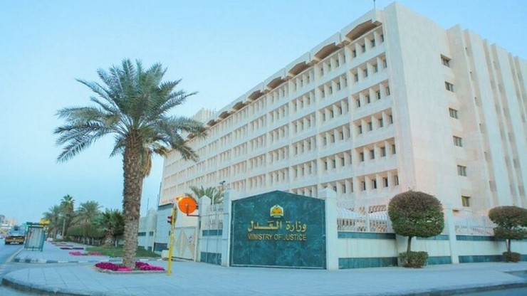 وزارت دادگستری عربستان سعودی خطاب به دادگاه‌ها و دفاتر ثبت ازدواج این کشور، اخطاریه‌ای در خصوص عدم اجرای عقد ازدواج افراد زیر سن ۱۸ سالگی صادر کرد.