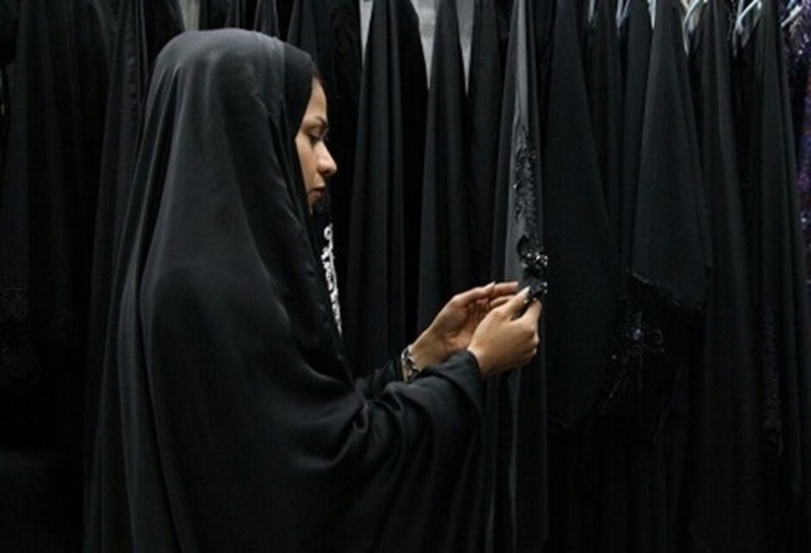 این روز‌ها افزایش شدید قیمت چادر مشکی خرید این محصول را برای بانوان دشوار کرده و چادر به پوششی پر هزینه تبدیل شده است.