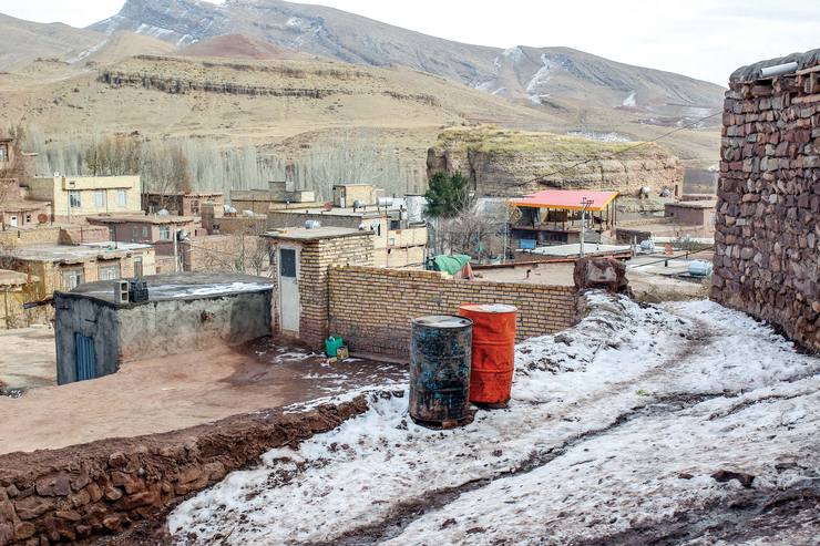 مارشک، روستایی در ۸۰ کیلومتری مشهد که ترتیب و زیبایی خانه‌های پلکانی‌اش شبیه روستای ماسوله است. اما این فقط ظاهر ماجراست و ساکنانِ روستای مارشک سال هاست که دلشان از نبود امکانات حداقلی مانند گاز، خون است.