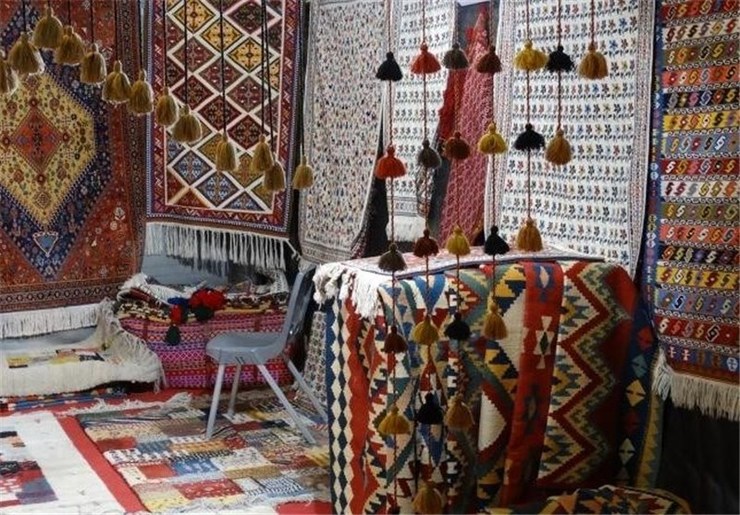 به‌طور همزمان نمایشگاه ملی صنایع‌دستی، سوغات و اقوام در شهرستان‌های کاشمر و چناران گشایش یافت.