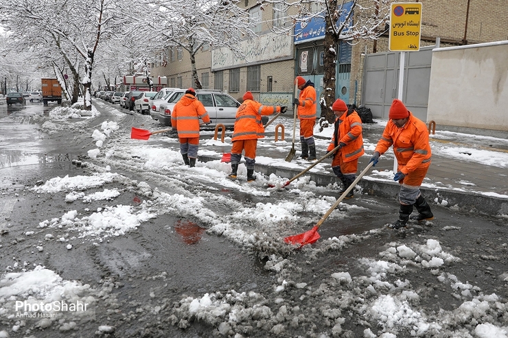 معاون خدمات شهری شهرداری مشهد از خدمت رسانی ۳ هزار نیروی کارگری در پی بارش برف در سطح شهر خبر داد.