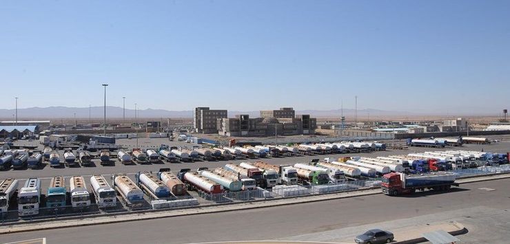 فرماندار تایباد گفت:  معطلی کامیون‌های حامل بار در مرز دوغارون این شهرستان ناشی از نبود زیرساخت لازم برای پذیرش کامیون‌های ترانزیتی و صادراتی در گمرک افغانستان و بارش برف طی روز‌های اخیر در این کشور است.