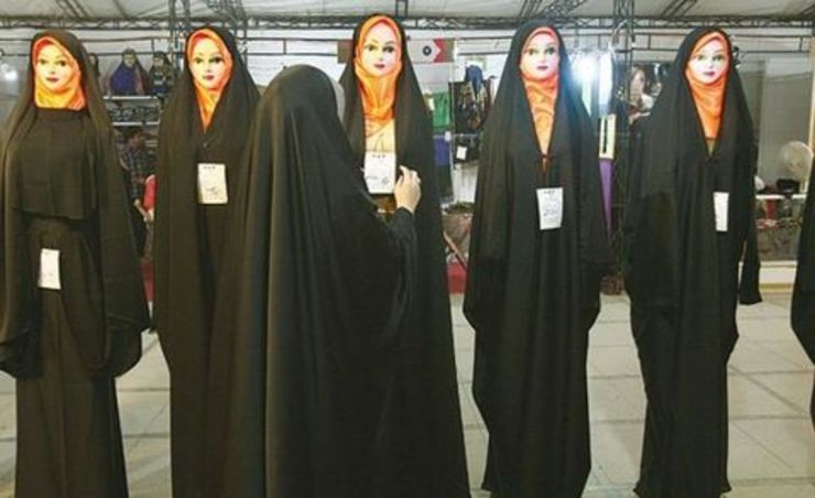 مدیرعامل انجمن تولیدکنندگان محصولات حجاب با بیان اینکه هیچ نظارتی بر بازار چادر مشکی وجود ندارد، گفت: مسئولین مدام از رصد بازار سخن می‌گویند، ولی در عمل هیچ اتفاقی در بازار نیفتاده و با نزدیک شدن به شب عید افزایش قیمت‌ها غوغا شده است.