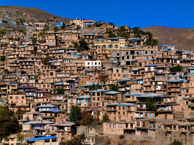 روستای پلکانی کنگ در دامنه کوه‌های بینالود و در ۱۹ کیلومتری غرب طرقبه و ۲۹ کیلومتری مشهد واقع شده است. این روستای تاریخی با قدمتی بیش از هزار سال و با معماری پلکانی به عنوان مقصدی برای گردشگران ایرانی و خارجی محسوب می‌شود، اما این روز‌ها خبر‌هایی از آن به گوش می‌رسد که نگران کننده است.