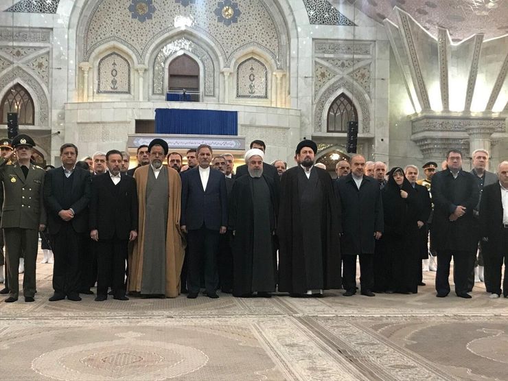 رییس جمهوری و هیات دولت در آستانه سالگرد پیروزی انقلاب و دهه مبارک فجر با حضور در مرقد مطهر امام خمینی (ره) با آرمان‌های بلند بنیانگذار جمهوری اسلامی ایران تجدید میثاق کردند.