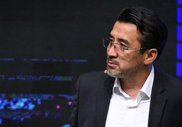 مهاجم پیشین تیم ملی فوتبال کشورمان گفت: هیچ جای دنیا نمی‌بینید که تیم ملی یک کشور، چند ماه سرمربی نداشته باشد.