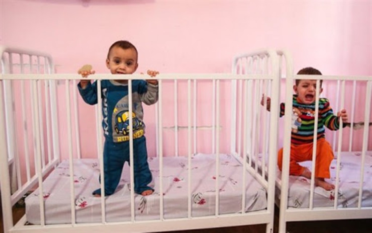 مدیرکل امور کودکان و نوجوانان سازمان بهزیستی کشور با بیان اینکه به ازای هر کودک، ۱۷ متقاضی فرزندخواندگی وجود دارد گفت: نوزادان دختر بیشترین متقاضی فرزندخواندگی را دارند.