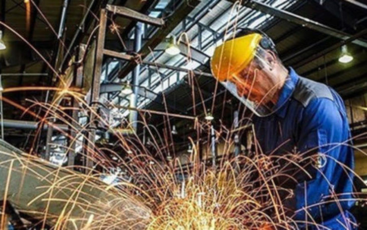 کارگرانی که قرارداد‌های سفید امضا دارند یا حتی قرارداد ندارند هم مشمول عیدی هستند و در صورت تخلف کارفرمایان می‌توانند شکایت کنند.