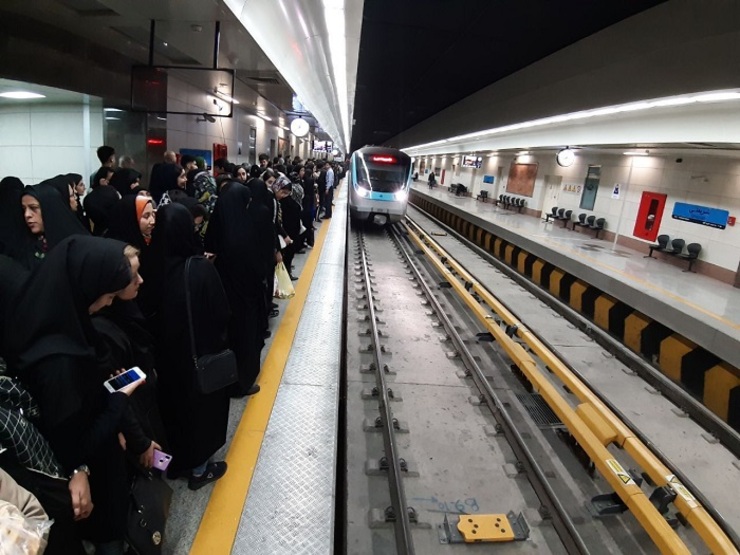 مدیر عامل شرکت بهره برداری قطار شهری شهرداری مشهد از کاهش سرفاصله زمانی قطار شهری بعد از اجرای طرح سهمیه بندی بنزین خبر داد که منجر به افزایش ۱۰ درصدی مسافر خطوط قطار شهری مشهد شده است.