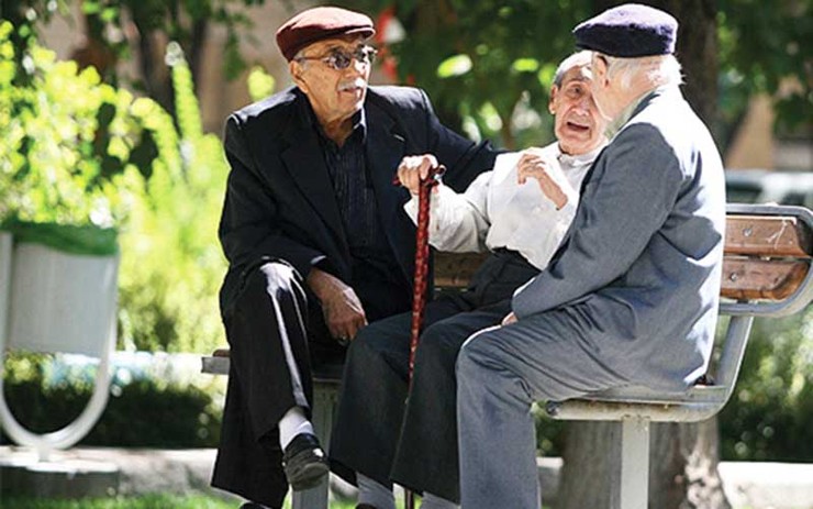 در حالیکه حداقل درآمد ماهیانه یک خانواده ۴ نفره نباید کمتر از ۵ میلیون تومان باشد، متاسفانه دستمزد‌های حداقلی فعلی حتی جوابگوی هزینه مواد خوراکی خانوار هم نیست و این در حالی است که بیش از ۷۰ درصد بازنشستگان حداقل‌بگیر هستند.
