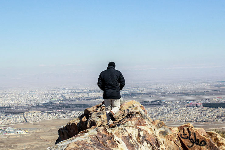 «چین‌کلاغ» چگونه آدم را به حرف می‌کشاند و به خلأ می‌برد؟