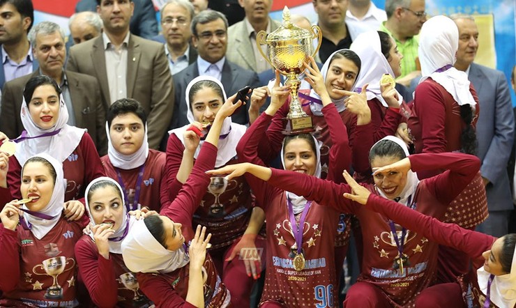 جشن قهرمانی لیگ هندبال بانوان با میهمان ویژه برای نماینده مشهد در کیش برگزار شد.
