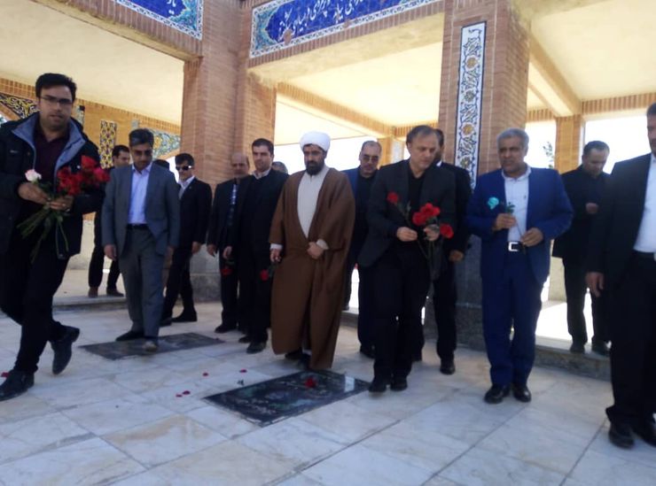 استاندار خراسان رضوی در هشتمین روز از دهه مبارک فجر با حضور در گلزار شهدای شهر سرخس به مقام شامخ شهیدان این شهرستان ادای احترام کرد.