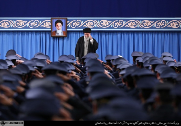 رهبر معظم انقلاب گفتند: در ماجرای بیعت همافران با امام، رژیم طاغوت از جایی ضربه خورد که انتظار آن را نداشت؛ این برای ما یک درس است.